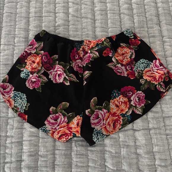 Floral Women's Casual Shorts - Picture 3 of 4